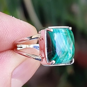 แหวนมาลาไคต์ เงินแท้ 925 ประดับแบบ Bezel Setting แหวนสัญญา งานแฮนด์เมด สไตล์โบโฮ สำหรับงานแต่งงาน งานหมั้น เครื่องประดับผู้หญิง ทำจากวัสดุธรรมชาติ - Product Image 1