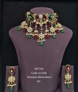 Conjunto de Joyería Kundan 07792 Chapado en Oro con Meenakari, Collar de Latón y Pendientes Largos para Novias y Fiestas de Boda - Product Image 1