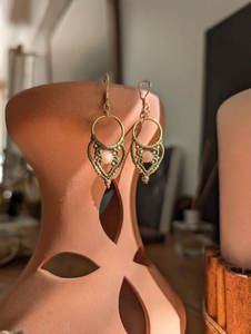 Boucles d'oreilles créoles en macramé doré faites à la main, avec quartz rutile naturel, style bohème, pendantes, micro-nœudées, bijoux en pierres précieuses, vente en gros - Product Image 4