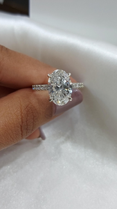 Elegante Anillo de Compromiso con Diamante Ovalado de 2.5 Quilates, Oro Sólido de 18K, Engaste de Garras, Banda Pavé, Joyería Fina Clásica para Mujer - Product Image 3