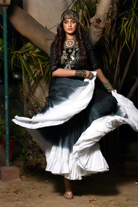 Falda Maxi Boho Chic de Rayón con Estampado Tie-Dye en Degradado Blanco y Negro, Falda Larga con Patrón Circular para Festivales - Product Image 4