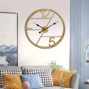 Reloj de Pared de Metal con Péndulo Nórdico, Moderno y Artístico, Decorativo, Minimalista, para Interiores - Product Image 5