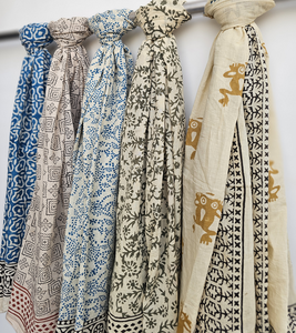 Fournisseur en gros de paréos et sarongs en coton imprimé à la main, foulards de plage, vêtements de vacances, couvre-maillots de bain et foulards pour femmes - Product Image 4