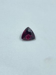 Piedra de granate rohdolita natural de alta calidad, gema suelta con corte triangular de 2.17 quilates para la fabricación de joyas. - Product Image 5