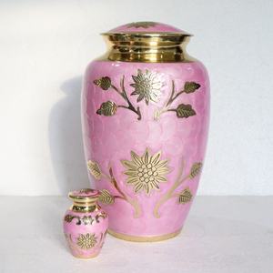 Urne funéraire en laiton traditionnelle moderne de qualité supérieure avec gravure personnalisée de rose, couleur rose, urne artisanale pour cendres d'adultes - Product Image 2