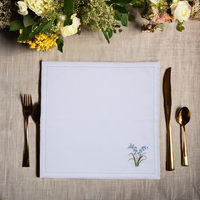 Lin 100 % naturel, doux mais résistant, la broderie bleuet ajoute une touche d'élégance printanière – idéal pour les dîners raffinés, les mariages et les événements.