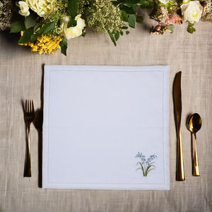 Lin 100 % naturel, doux mais résistant, la broderie bleuet ajoute une touche d'élégance printanière – idéal pour les dîners raffinés, les mariages et les événements. - Product Image 4