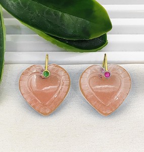 Colgante de Corazón Tallado en Morganita de Cuarzo de 20mm - Proveedor de Joyería con Dijes de Corazón Bañados en Oro - Product Image 1