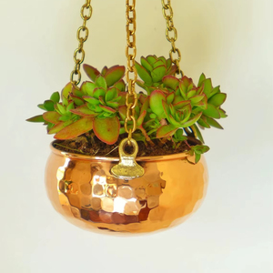 Ensemble de jardinières suspendues en or poli style vintage, idéal pour les plantes d'intérieur, le balcon et la décoration murale de maisons de luxe, provenant d'Inde. - Product Image 1