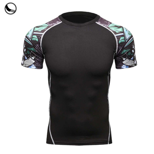 เสื้อรัดรูปแขนสั้นสำหรับผู้ชาย สีดำ ลายพิมพ์สีเขียว แบบซับลิเมชั่น แห้งเร็ว ผลิตจากโพลีเอสเตอร์ - Product Image 1