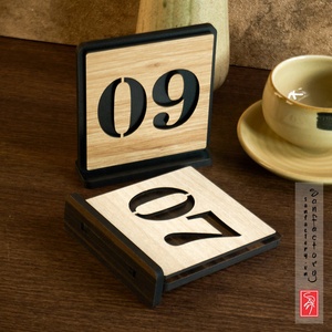 Les planches de numéros de table en bois sont utilisées pour numéroter les tables des cafés, des magasins de thé au lait et des magasins d'aliments et de boissons. - Product Image 1