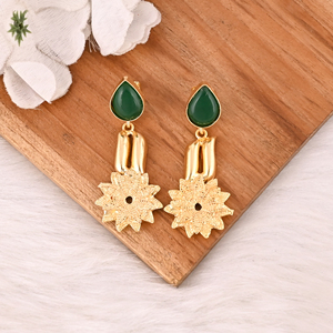 Pendientes de Diseño con Gema Hidroelástica Verde, Bañados en Oro, con Diseño Floral, Joyería de Moda Hecha a Mano para Mujer - Product Image 3