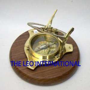 Brújula de Mesa Original de Fábrica para Viajes y Aventuras al Aire Libre con Base de Madera, Adorno Decorativo de Oficina con Acabado Dorado Brillante - Product Image 4