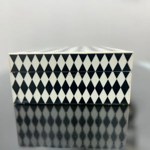 Il s'agit d'une boîte de rangement en bois ou en MDF, souvent utilisée pour les bijoux ou autres petits objets et accessoires, avec incrustations en résine faites à la main. - Product Image 1