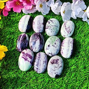 หินคัมเมอร์ไรต์ทรงรีธรรมชาติแกะสลักด้วยมือ หินปาล์มสีม่วงหายาก คริสตัลบำบัด พลังเรกิ สำหรับการทำสมาธิ พลังงานแห่งความรัก ใช้แขวนได้ - Product Image 5