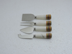 Juego de 4 utensilios para queso ecológicos y sostenibles, cuchillas de acero inoxidable, mangos de mármol, solo lavar a mano, aptos para uso alimentario. - Product Image 1