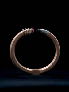 Bracelet manchette de luxe style Hip Hop pour Hommes et Femmes, en Argent 925 plaqué Rhodium, finition mate, avec Moissanite certifiée GIA, design 'Iced Pencil' - Product Image 4