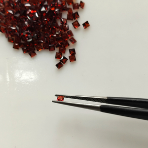 โกเมนสีแดงธรรมชาติ 2.25 มม. ทรงสี่เหลี่ยมเจ้าหญิงคัท คุณภาพดีที่สุด พลอยเม็ดเดี่ยวสำหรับทำเครื่องประดับ - Product Image 1