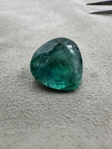 Esmeralda natural de Zambia en forma de corazón de 11.44 quilates, verde intenso, piedra preciosa suelta para la elaboración de joyas. - Product Image 1