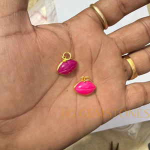 Colgante de calcedonia rosa chapado en oro de 18 quilates al por mayor con bisel tallado en forma de labios, dijes de piedras preciosas de calcedonia fucsia con forma de labios, unisex - Product Image 5