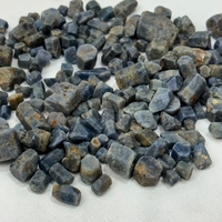 Saphir bleu naturel brut non taillé, pierre précieuse brute en gros de Madagascar pour la fabrication de perles, cabochons et bijoux de qualité.