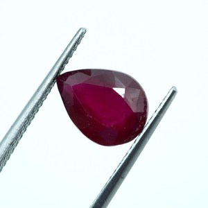 พลอยทับทิมสีแดงธรรมชาติ 3 กะรัต รูปทรงลูกแพร์เจียระไน (10x7.5x4.5 มม.) - Product Image 4