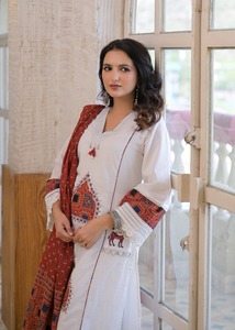 Traje de Mujer Blanco de Algodón Bordado con Dupatta Color Mostaza, Estilo Tradicional, Corte Regular, Largo hasta la Rodilla, Secado Rápido, Multi-estación - Product Image 4