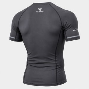 เสื้อรัดกล้ามเนื้อแขนสั้น Warpro สำหรับผู้ชาย แห้งเร็ว ผลิตจากผ้าสแปนเด็กซ์และโพลีเอสเตอร์ เหมาะสำหรับออกกำลังกาย มีโลโก้ด้านหน้า ไซส์ M สำหรับผู้ใหญ่ - Product Image 4