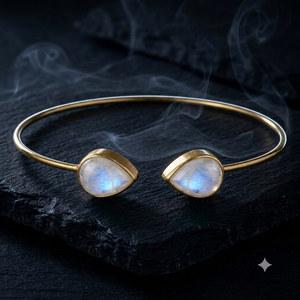 Bracelet manchette ouvert vintage en laiton plaqué or pour femme, avec pierre turquoise sertie en forme de goutte - Product Image 3