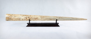 Listo para la venta: Adorno artesanal de marfil con talla de dragón y forma de pico de pez espada, hecho a mano, para exhibición en sala de estar u oficina. - Product Image 5