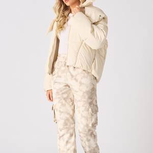 Veste d'hiver pour femme à porter au quotidien, confortable, chaude, résistante à l'eau, veste matelassée pour femme par Maven Togs - Product Image 3