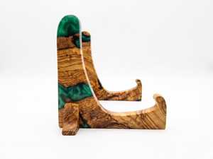 Planche à découper élégante en bois naturel et résine époxy, fabriquée à la main pour la cuisine, la salle à manger, la préparation et le service des aliments - Product Image 2