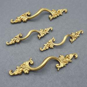 Manijas de latón dorado de primera calidad para gabinetes, tiradores decorativos para puertas de muebles, manijas de lujo para cajones de armarios, juego de herrajes modernos para cocina - Product Image 1