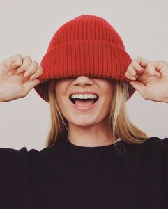 Gorro de Punto Unisex para Invierno, Color Rojo Sólido, Puño Acanalado, Tejido a Mano, Estilo Casual para Adultos, Circunferencia de Cabeza 56-58CM - Product Image 1