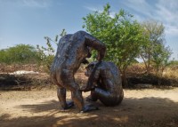 Sculpture en métal de couple de gorilles pour jardin