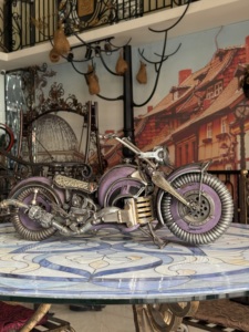 Sculpture de moto en fer Khang Hung Phat, style antique, art soudé, pièce décorative, finition violet et argent - Product Image 5