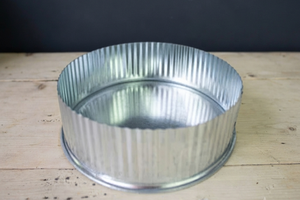 Présentoir à gâteaux rustique en métal galvanisé, plateau rond ondulé pour desserts, centre de table pour mariage et fête, style ferme - Product Image 1