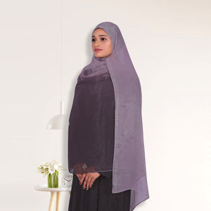 Voile islamique en mousseline transparente avec accents de cristaux étincelants, léger, coupe-vent, élégant, modeste, uni, pour la prière et le quotidien - Product Image 2