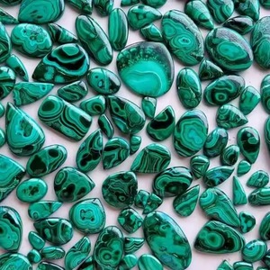 Vente en gros au meilleur prix : Cabochons lisses multi-formes en malachite naturelle, pierres précieuses en vrac certifiées par un tiers, sans traitements - Product Image 1