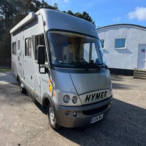 Camping-car 4x4 inspiré de Hymer, prêt pour l'aventure, avec cuisine intérieure de luxe et confort de camping haut de gamme - Product Image 3