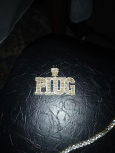 Collar con colgante de letra PLUG con diamantes incrustados, chapado en rodio y plata, para hombre, ideal para fiestas - Product Image 4