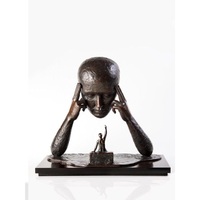 Statuette en bronze surréaliste The Inner Mind – Tête flottante minimaliste et objet d'art miniature pour bibliothèque et bureau modernes