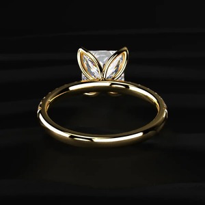 Nouvelle conception Bague Princesse et Solitaire à taille ronde avec bande pavée, Bague Solitaire en Diamant de laboratoire en Or Jaune 18 carats - Product Image 4