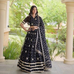 Lehenga Choli élégant en Georgette Premium avec imprimé Bandhej, sequins et broderies Zari, accompagné d'un Dupatta, prix de gros par Royal Exports - Product Image 4