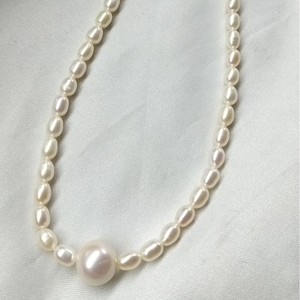 Collar de Perlas de Agua Dulce con Cuentas de Arroz Pequeñas y Cuentas Redondas de 11-12 mm - Product Image 2