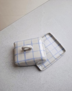 Beurrier élégant avec couvercle bombé lisse, bouton de préhension rond, plateau de service décoratif, finition brillante, rangement de beurre de table élégant - Product Image 5