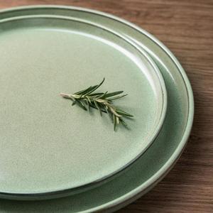Ensemble d'assiettes en céramique vert sauge, finition mate douce, design rond minimaliste, vaisselle durable empilable pour des moments de repas modernes - Product Image 2