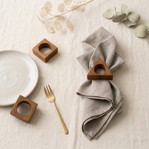 Juego de Servilleteros Geométricos de Madera Hechos a Mano, Modernos Soportes para Servilletas Cuadrados y Triangulares de Madera de Acacia para Bodas y Restaurantes - Product Image 2