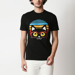 เสื้อยืดผ้าฝ้ายคอกลมแขนสั้นสีดำสำหรับผู้ชายพิมพ์ลายการ์ตูนแมวทรงพอดีตัวสไตล์ลำลอง - Product Image 1