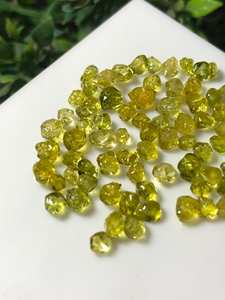 Diopside vert naturel brut, pierres précieuses brutes vert olive, cristaux bruts, pierres en vrac pour la fabrication de bijoux, fournisseur en gros - Product Image 1